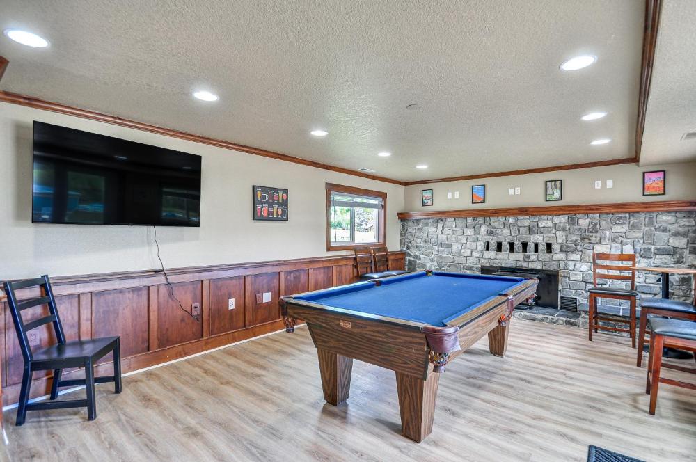 Portland Area Group Getaway Hot Tub and Views!